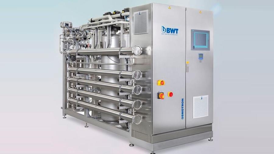 BWT-Wasseraufbereitungsanlage mit Steuerschrank und Touch-Bedienpanel