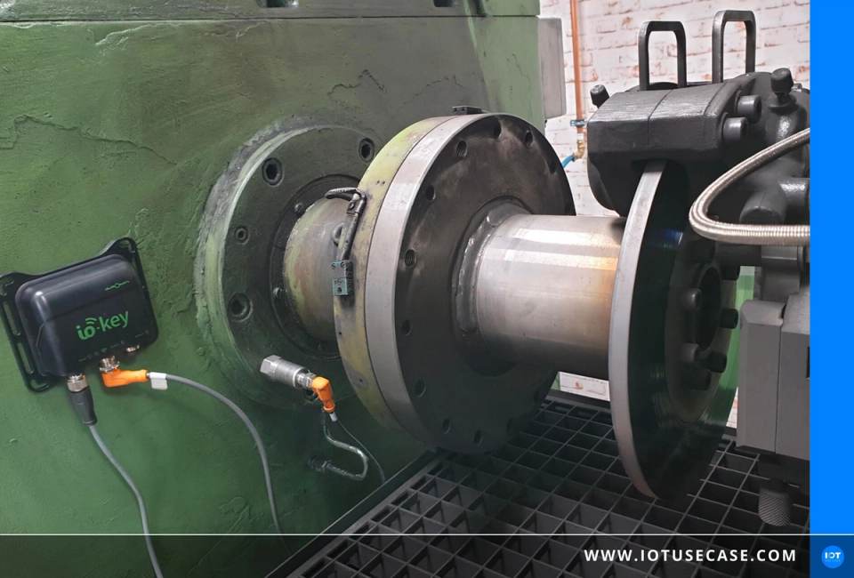 Hot press for brake pad production at FRIMA, connected via IO-Link to the cellular gateway io-key from autosen