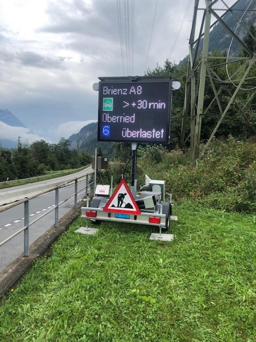 Mobile Verkehrsanzeigetafel am Straßenrand mit Stauinformation zur A8 bei Brienz