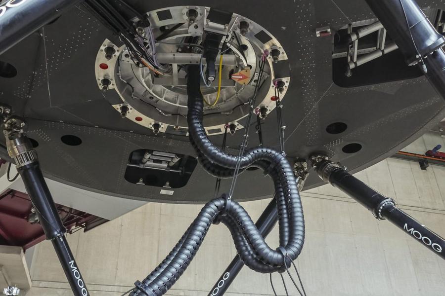 Unterseite der Simulatorkuppel mit MOOG-Hydraulikaktuatoren und flexibler Leitungsführung