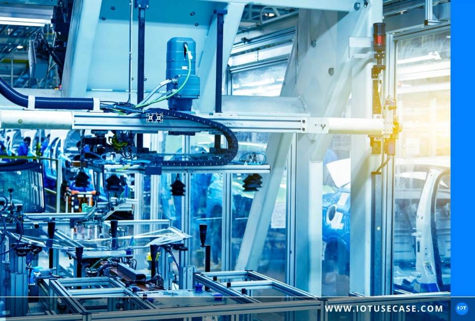 Blaue Industrie-Produktionsanlage in der Sensorfertigung von JUMO, optimiert durch die KI-Plattform von Device Insight