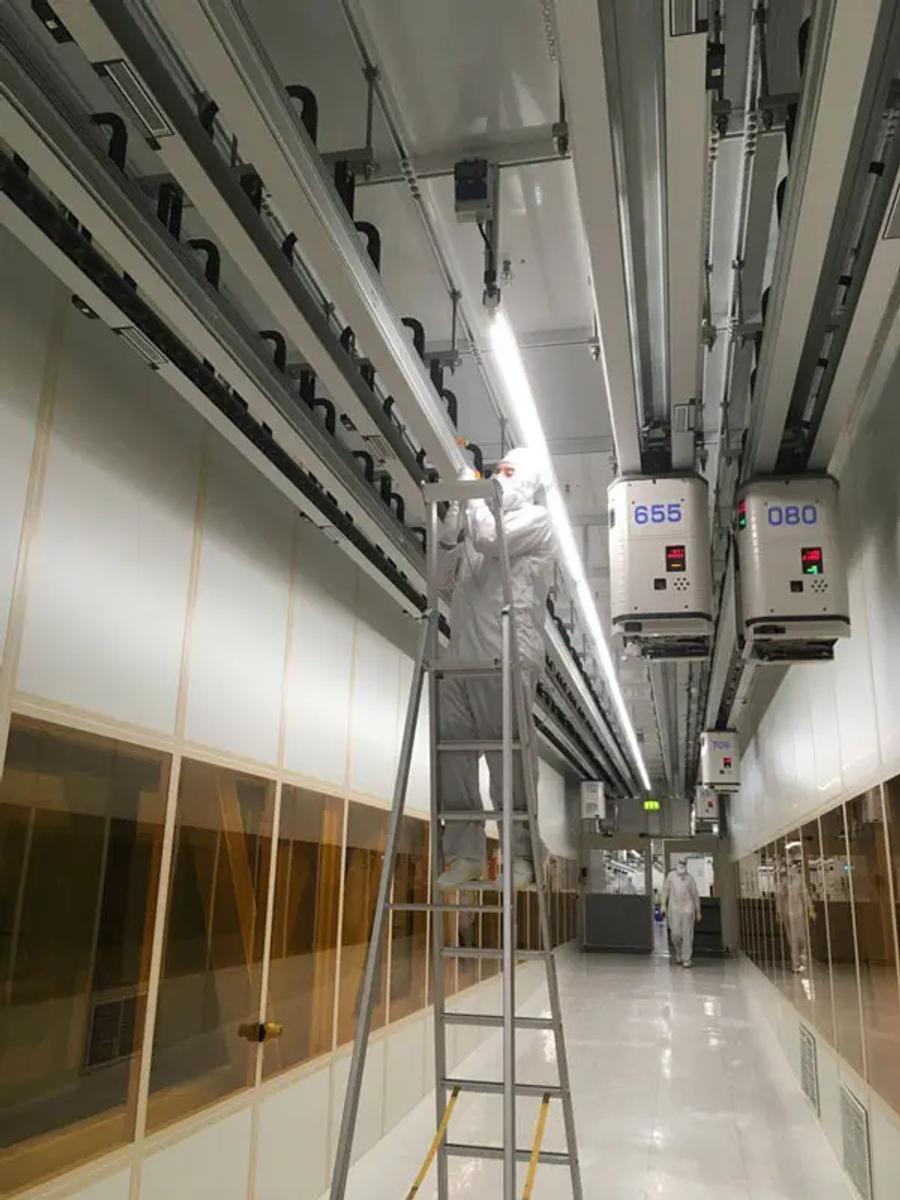 Elektrohängebahn als Intralogistik-Förderanlage unter der Hallendecke