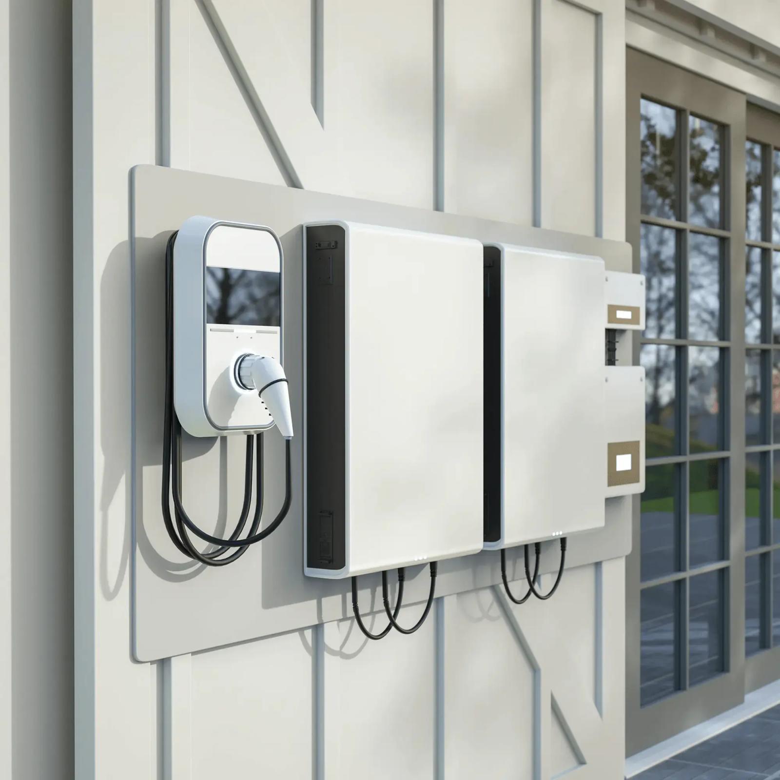 Wallbox und Heimspeicher an Hauswand für dezentrale Energieversorgung