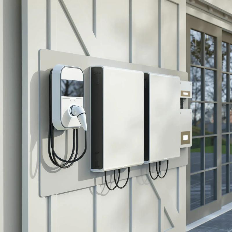 Wallbox und Heimspeicher an Hauswand für dezentrale Energieversorgung