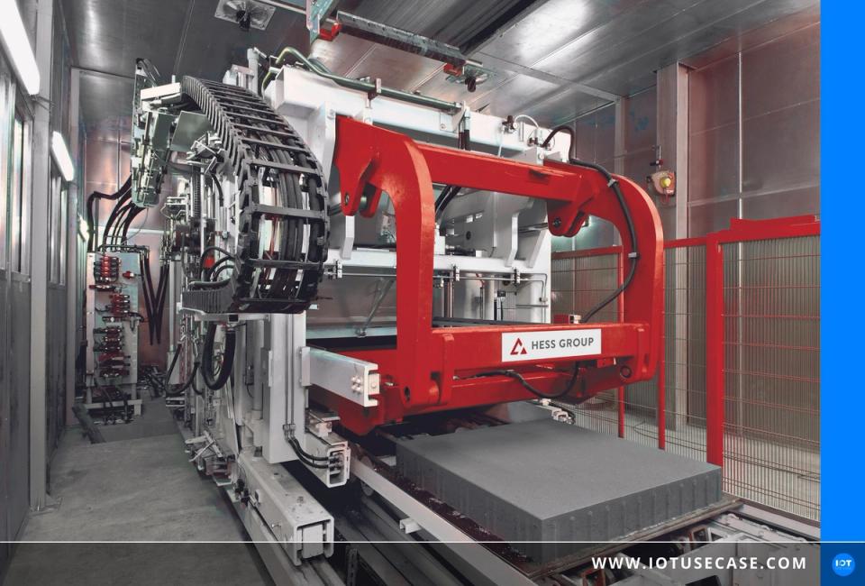Industrielle Betonsteinanlage der HESS GROUP in der Produktion, digital angebunden über die SmartCloud-Software von Kontron AIS