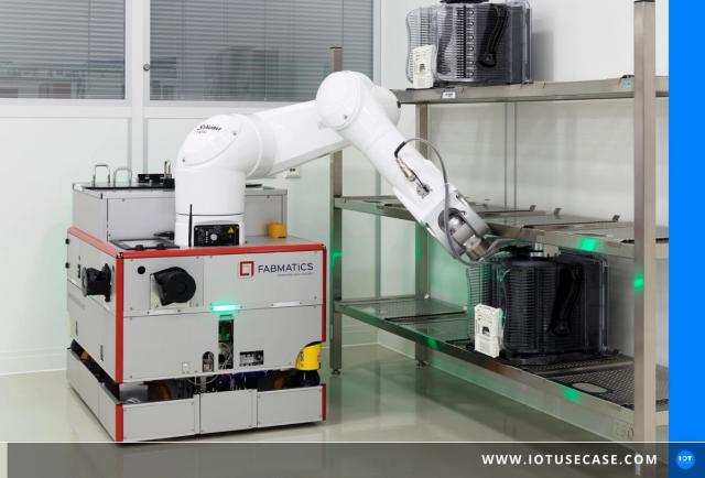 Robot-assisted line in the semiconductor cleanroom at Fabmatics, serviced via the EquipmentCloud service portal from Kontron