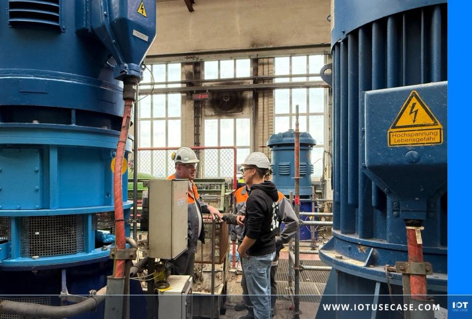 Currenta Conneqtive and akenza.io LoRaWAN IoT project: two engineers with hard hats inspecting large blue industrial pumps at a Currenta plant.