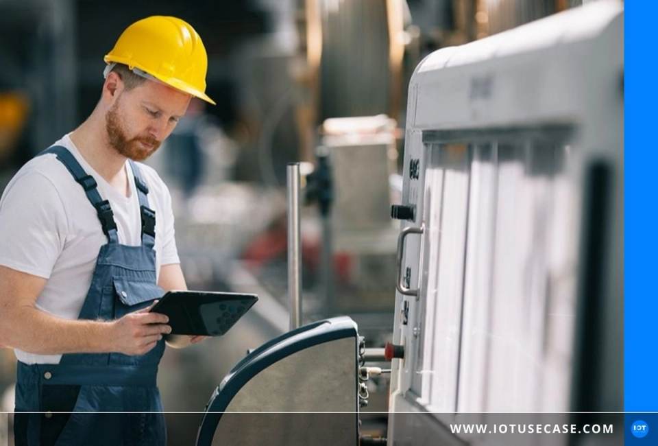 Mitarbeiter mit Tablet an einer Arbeitsstation mit RAFI-Bedienelementen in der Intralogistik, angebunden an die Plattform Device Insight
