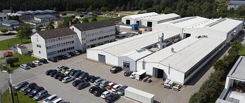 Luftaufnahme Industriestandort mit Produktionshallen für Generatorenhersteller