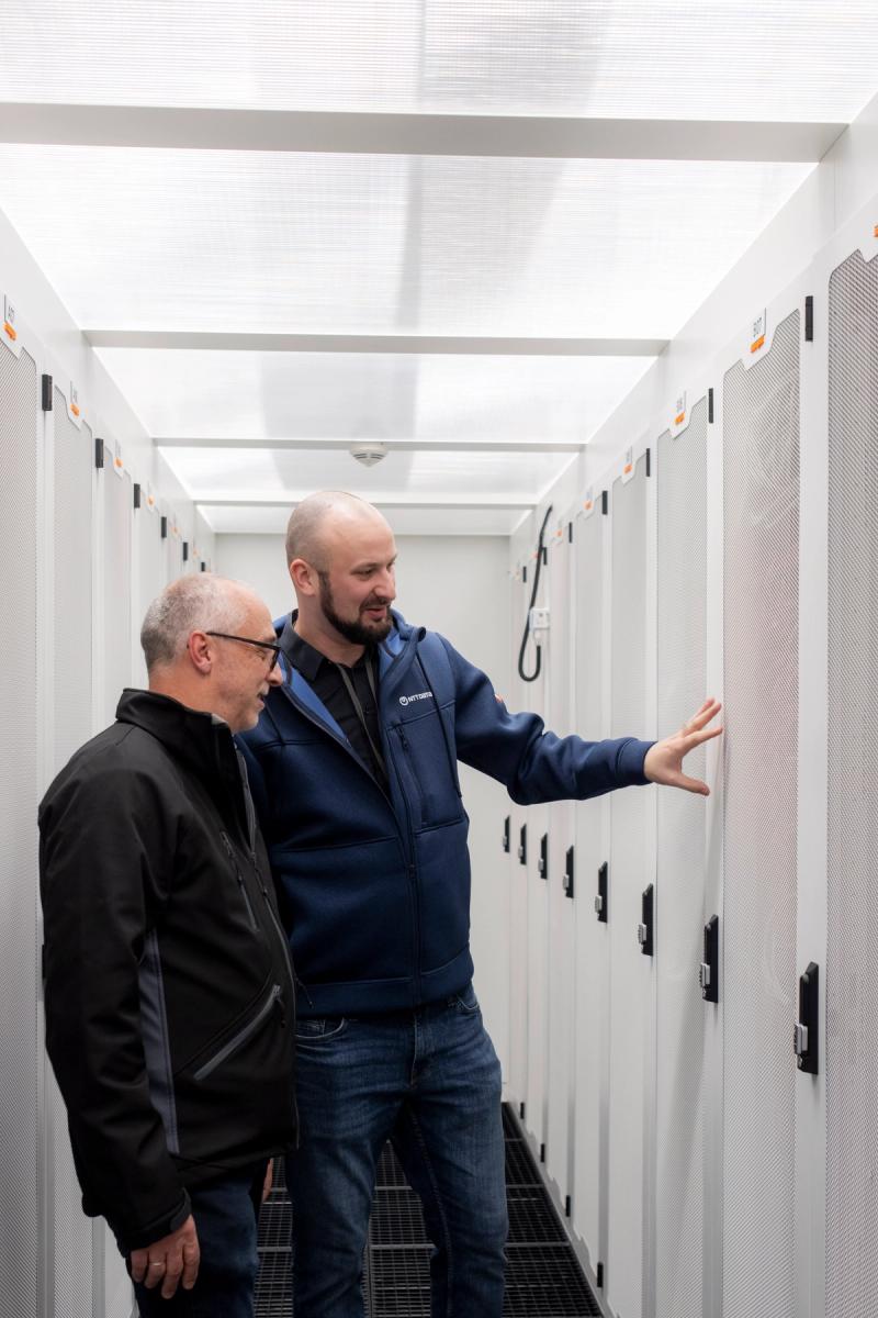 Steffen Benson, NTT DATA, (right) and Markus Anisewicz from WAGO in the server room.