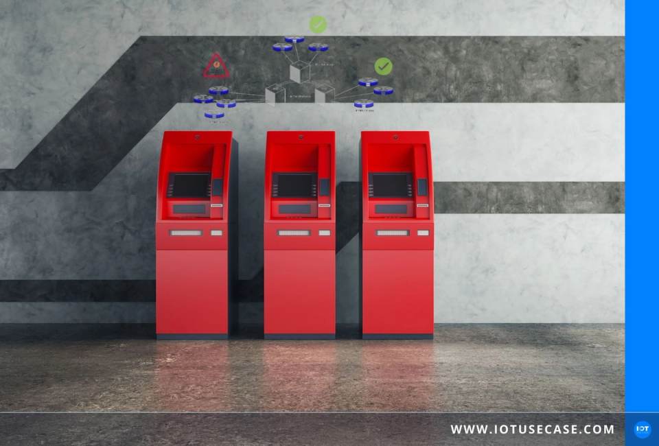 Rote Self-Service-Terminals in einer Filiale mit Status-Overlay, deren Stromversorgung per SMARTsocket von PSsystec überwacht wird