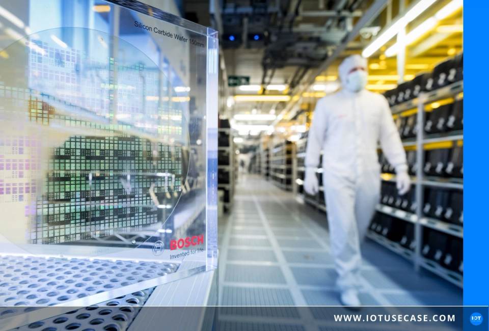 Mitarbeiter im Reinraumanzug im Gang der Halbleiterfabrik von Bosch, deren Produktionsdaten über Peakboard visualisiert werden