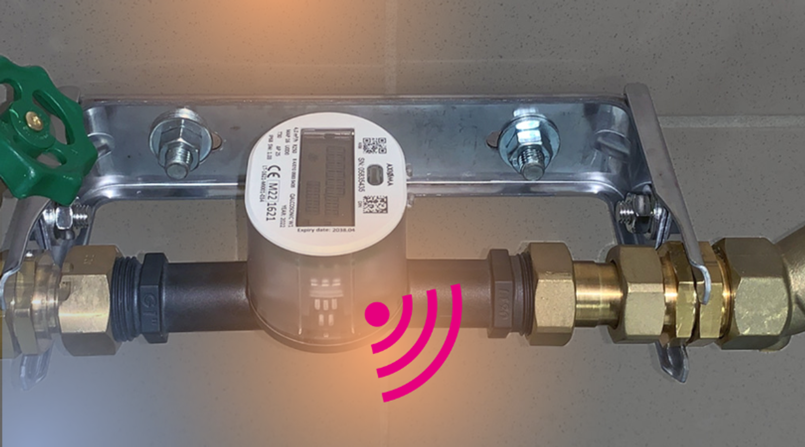 Smart meter with wireless connectivity installed in pipe system