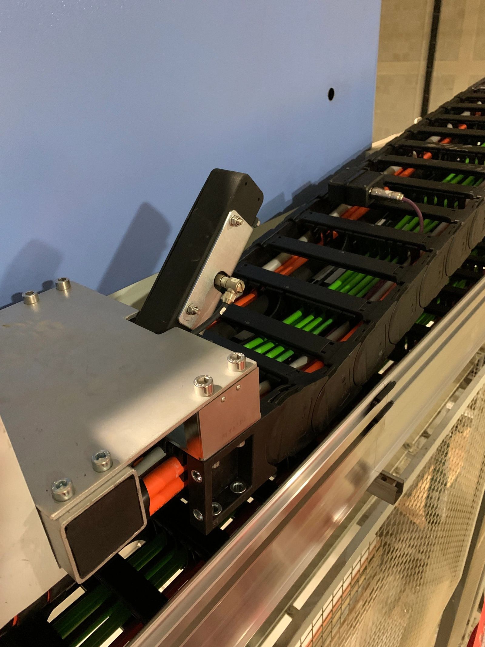 Mounting bracket with i.Sense EC.B for breakage monitoring