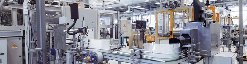 Greiner Packaging Spritzguss-Produktionslinie Panorama mit mehreren Maschinen und Handling
