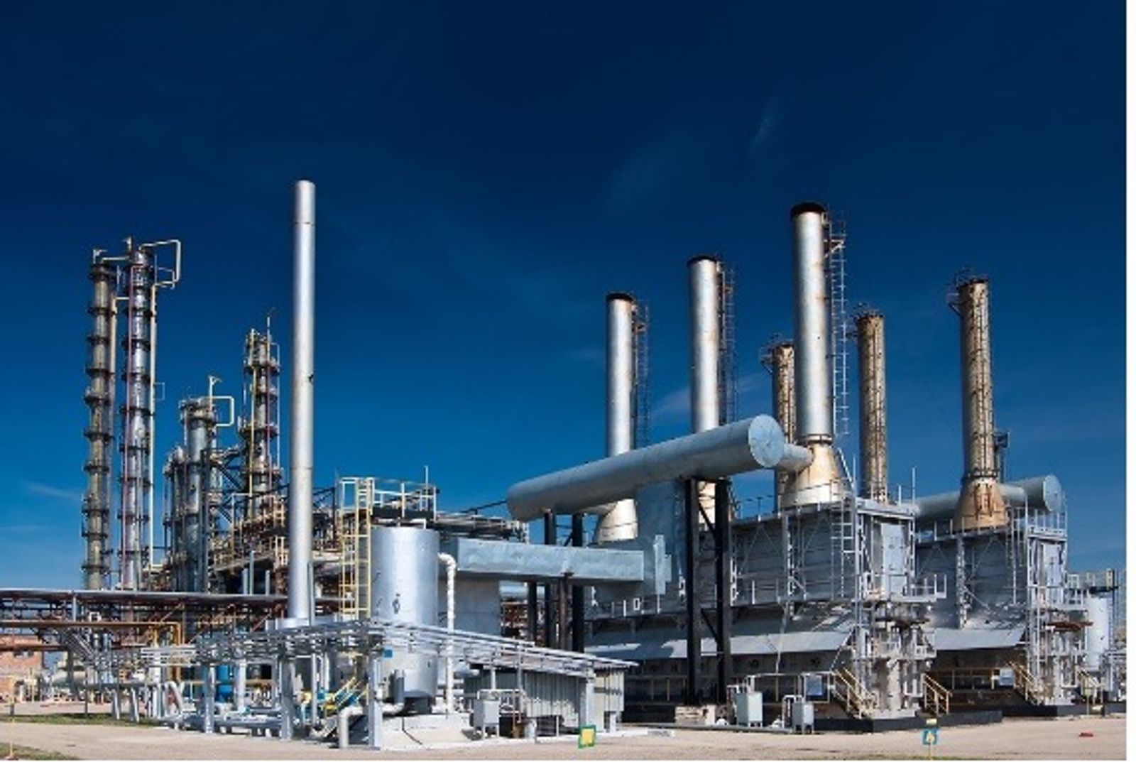 Endress+Hauser Chemieanlage mit Destillationstürmen und Rohrinfrastruktur