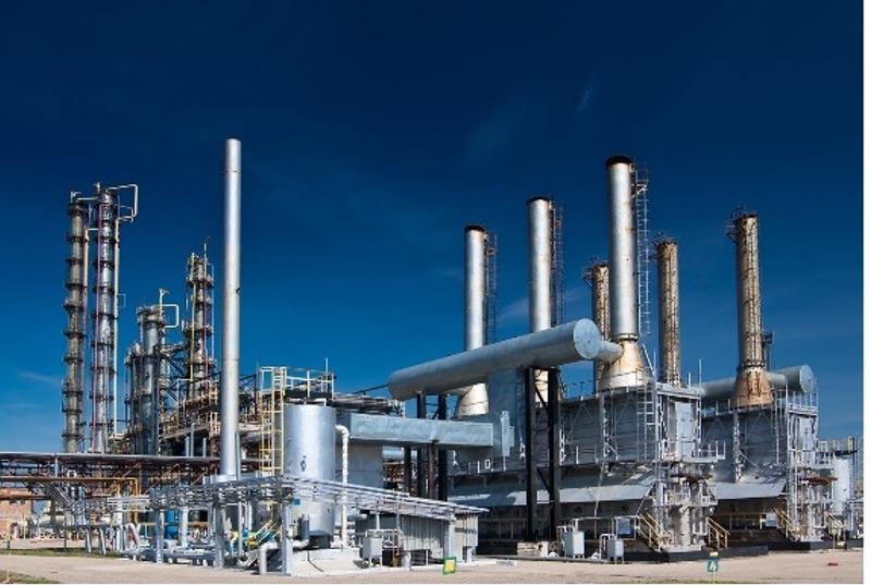 Endress+Hauser Chemieanlage mit Destillationstürmen und Rohrinfrastruktur