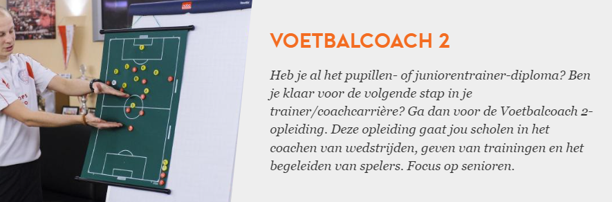 Banner van de KNVB-opleiding Voetbalcoach 2 met een trainer bij een tactiekbord