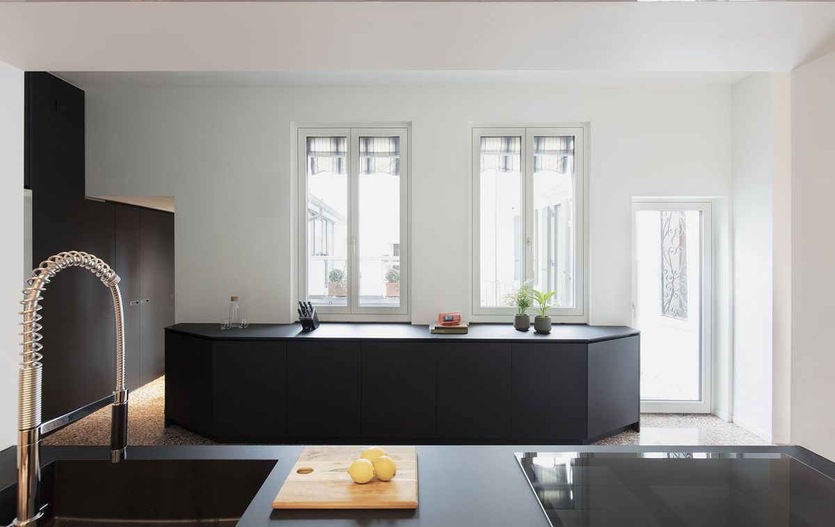 kvadrat Nero Assoluto