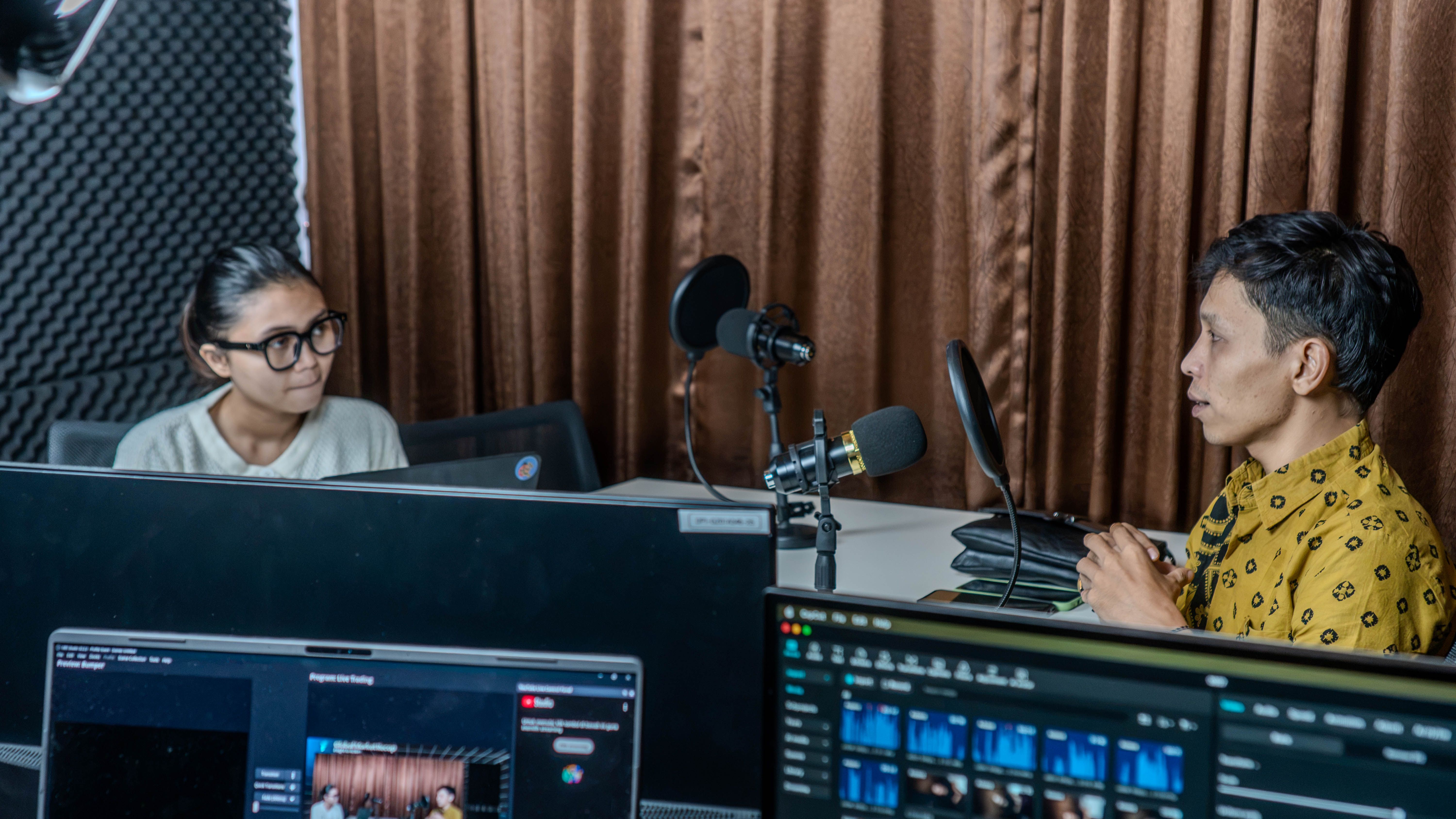 Di Balik Layar Produksi Corporate Podcast & Live Streaming Kelas Profesional