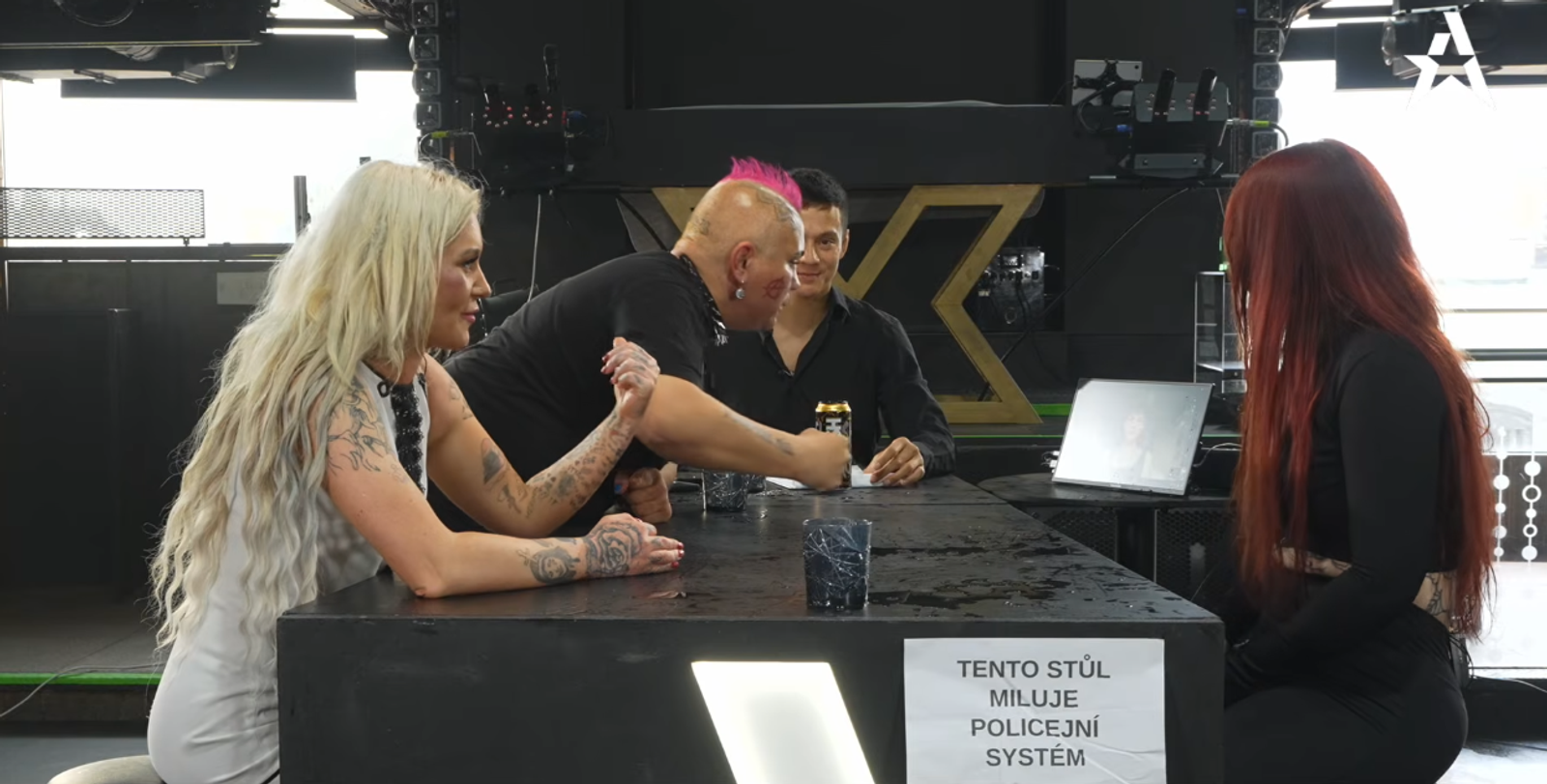 Nespokojený občan hrozící násilím tabletu.
