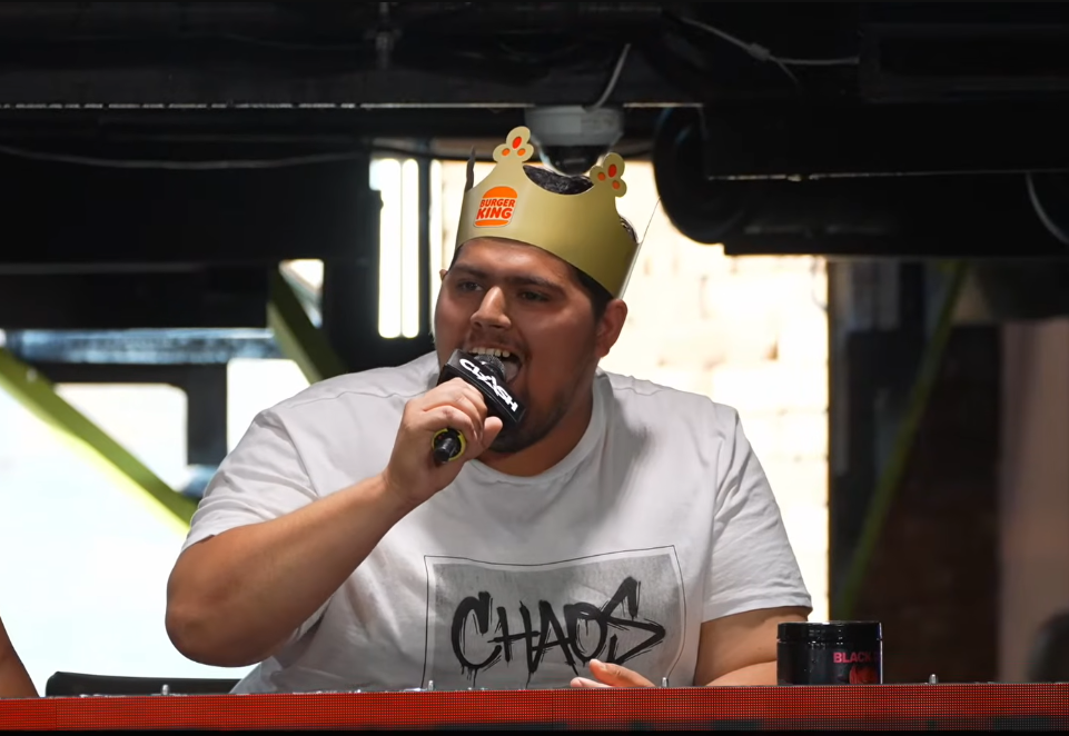 Mário na mikrofonu
