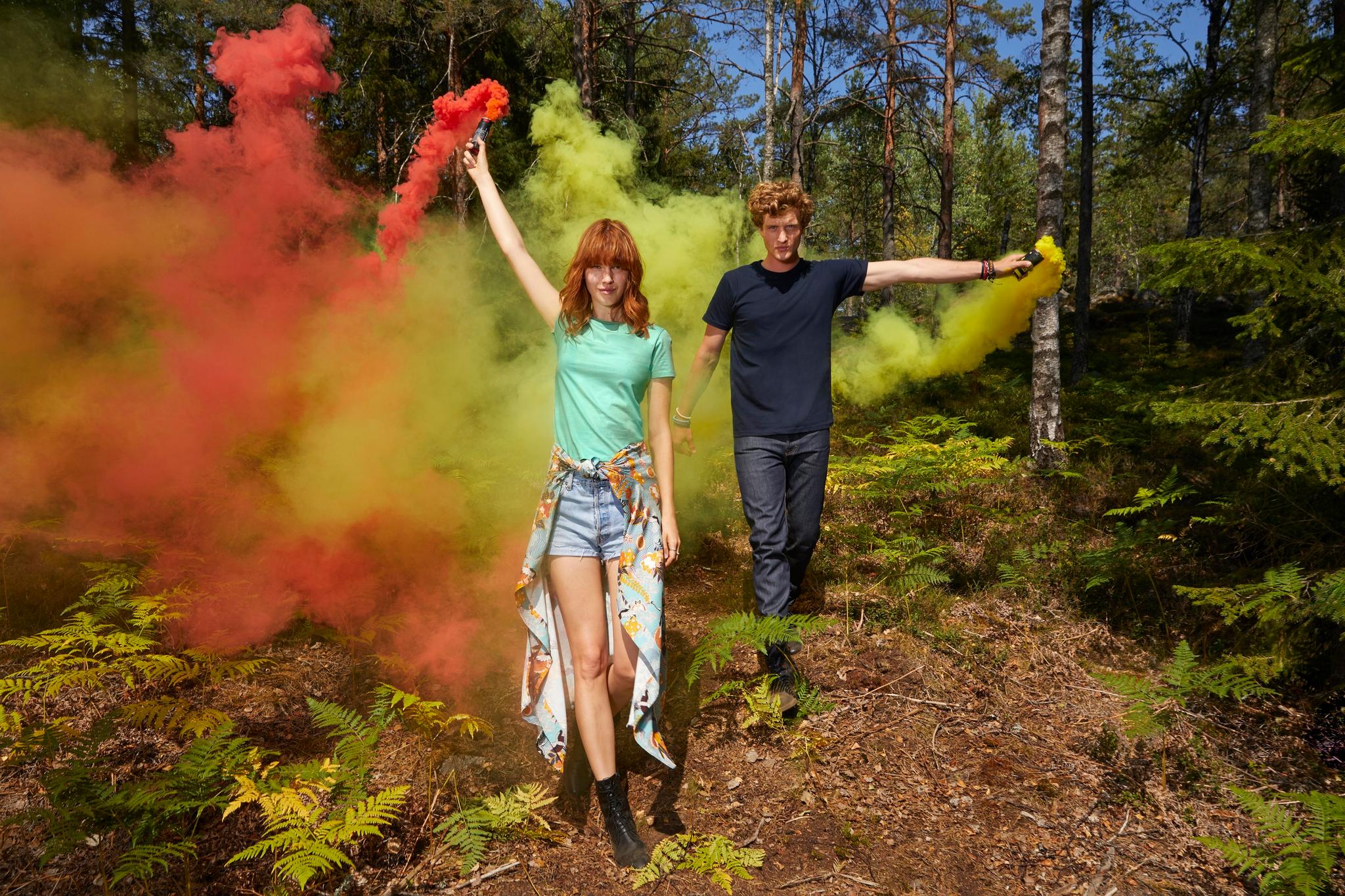 B&C Stockholm t-shirt music fashion color smoke – Fashion photography by Crowdproductions