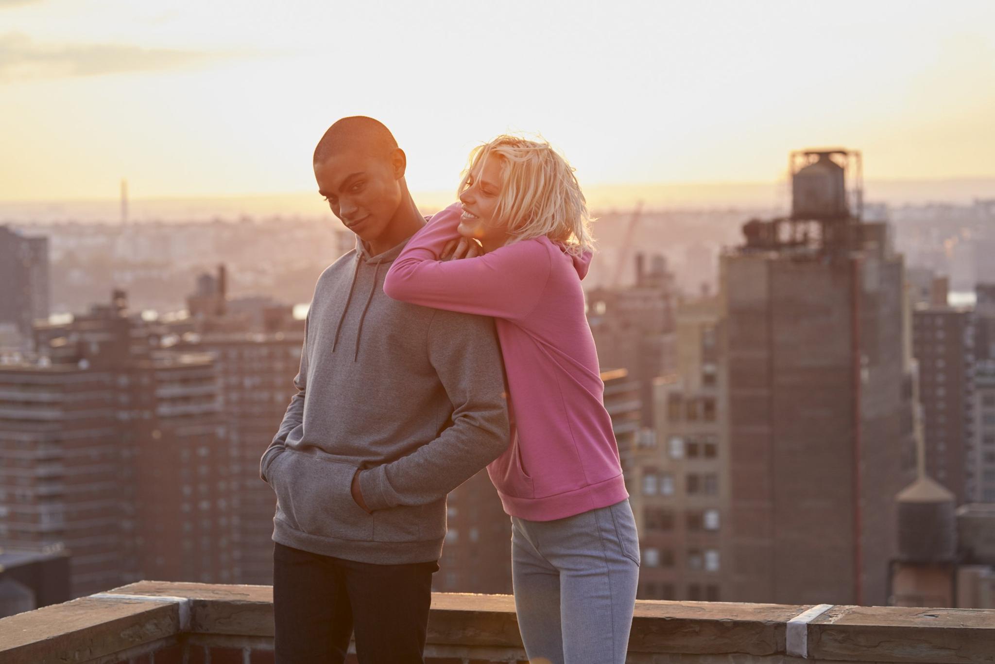 B&C NY model fashion sweater rooftop – Fashion photography by Crowdproductions