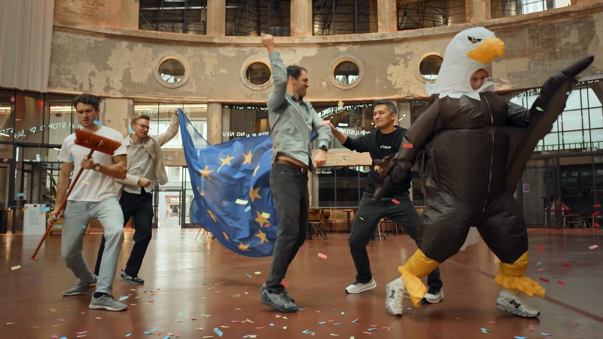 Het Falcon-team danst met een adelaarsmascotte en een Europese vlag in de lanceringsvideo