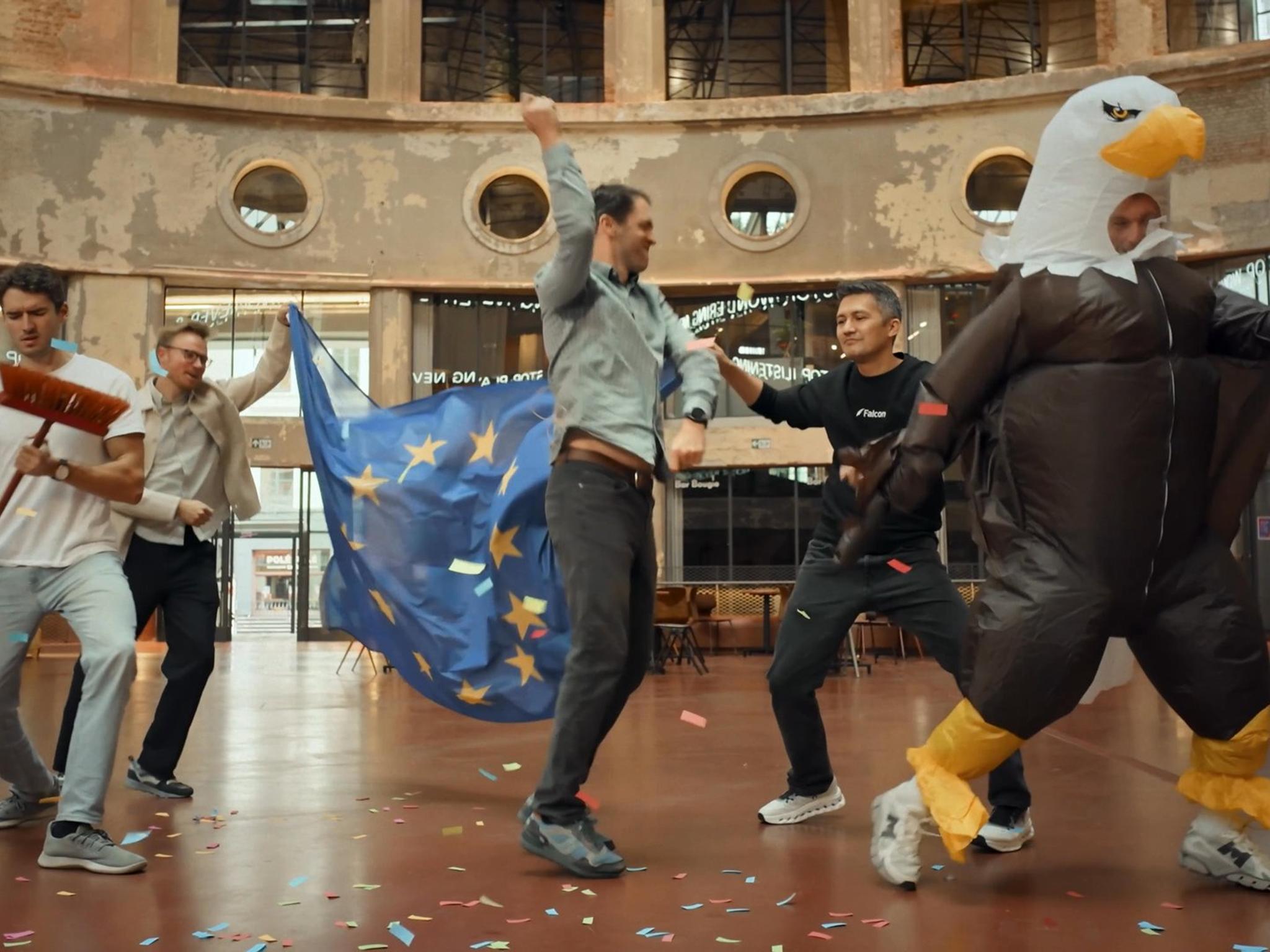 Het Falcon-team danst met een adelaarsmascotte en een Europese vlag in de lanceringsvideo