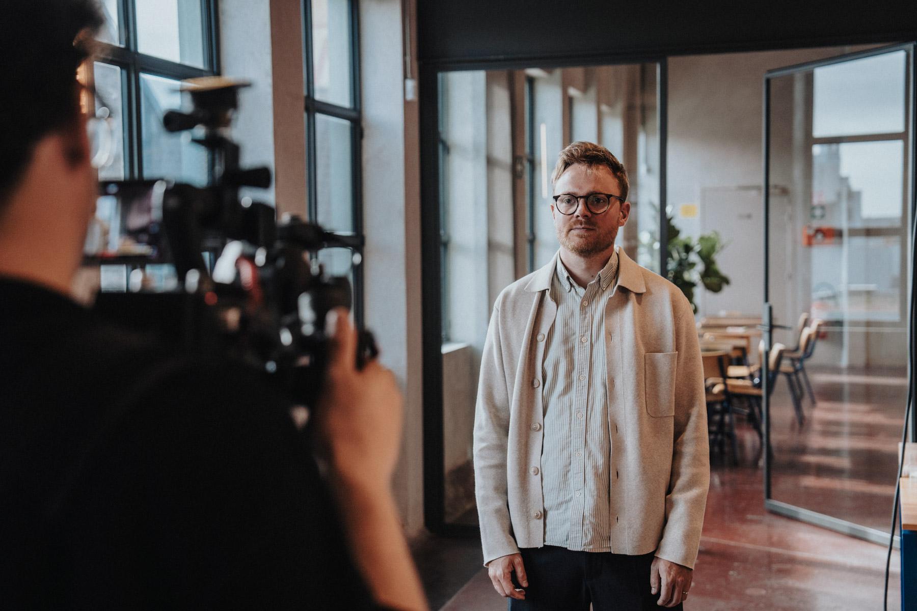 Achter de schermen: interview met camera op de voorgrond bij de Falcon-opnames