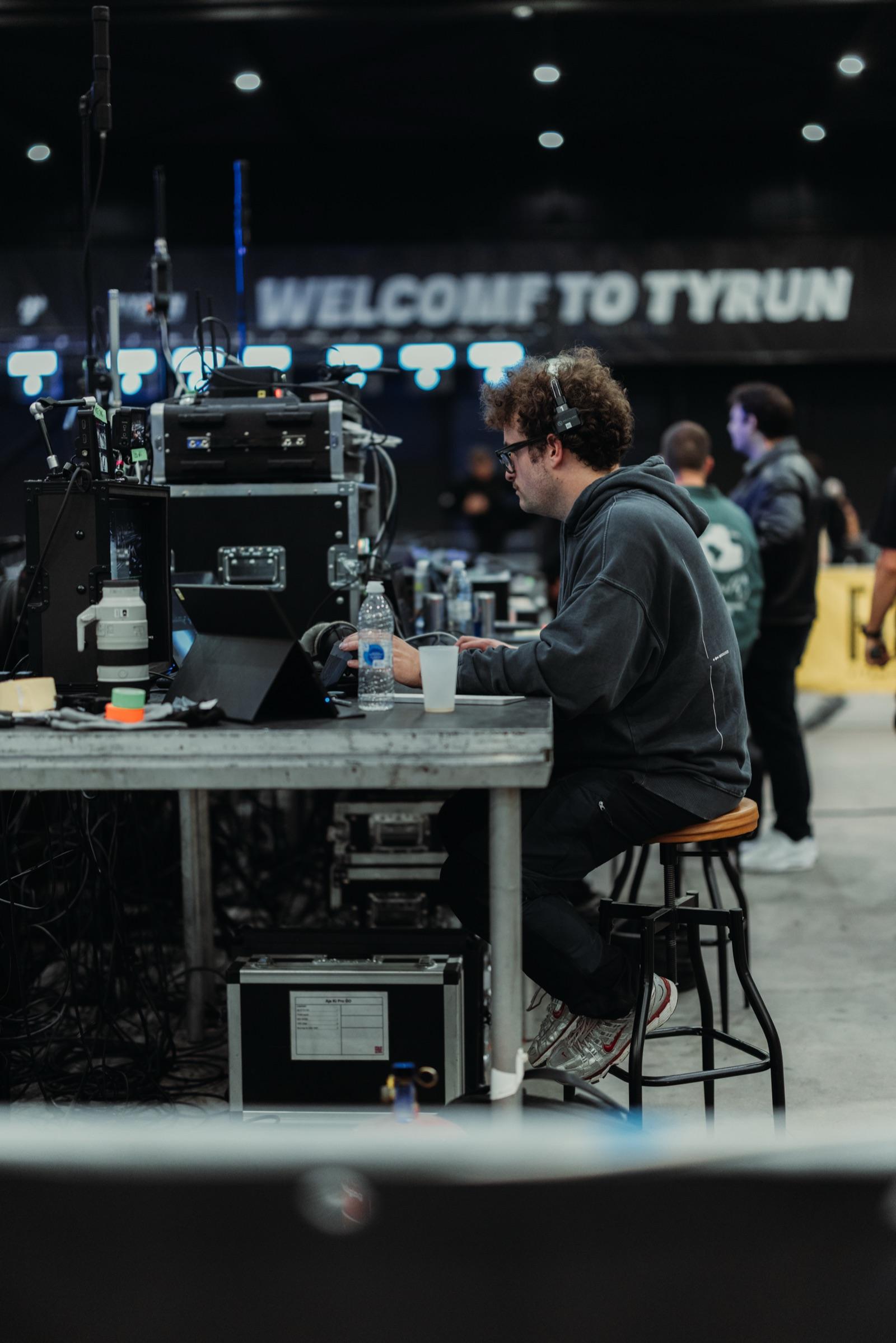 Steije aan de regietafel tijdens de Tyrun-livestream, met de graphics engine in bedrijf