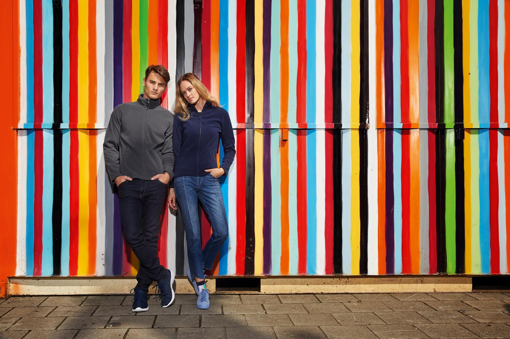B&C Stockholm t-shirt music fashion color wall – Fashion photography by Crowdproductions