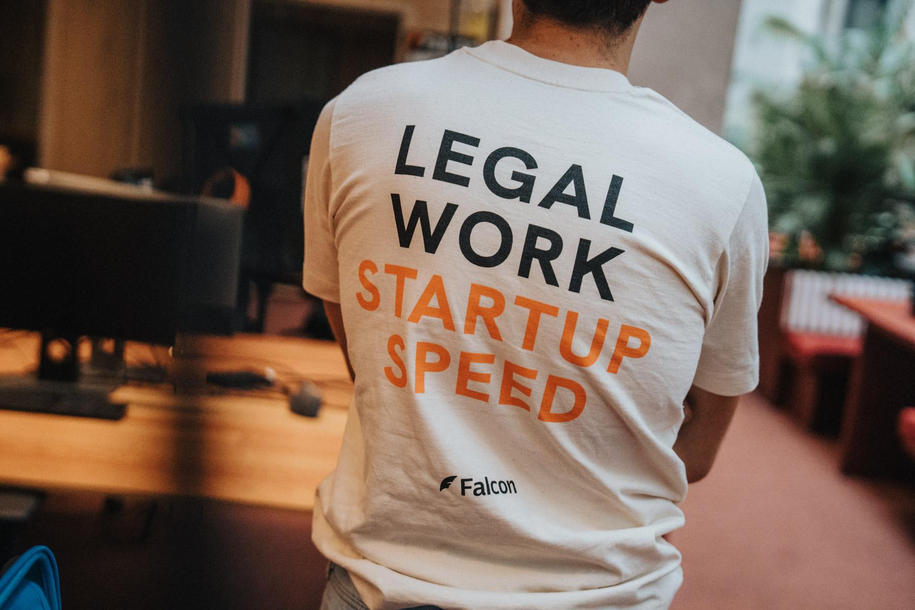 Achter de schermen: T-shirt met 'Legal work, startup speed' en het Falcon-logo