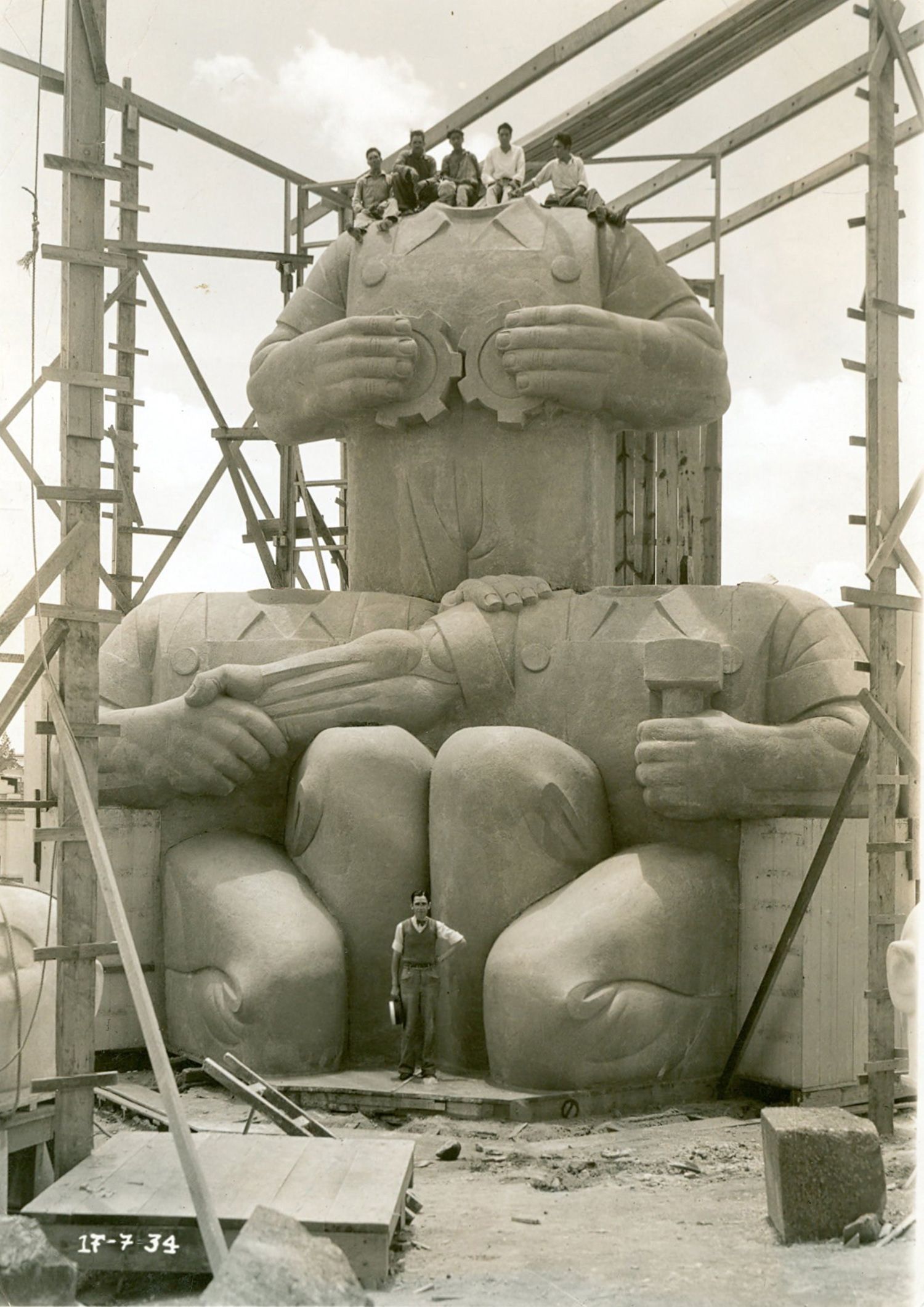 Release of the book "MONUMENTAL: The Public Dimension of Sculpture 1927-1979" by Pedro Reyes