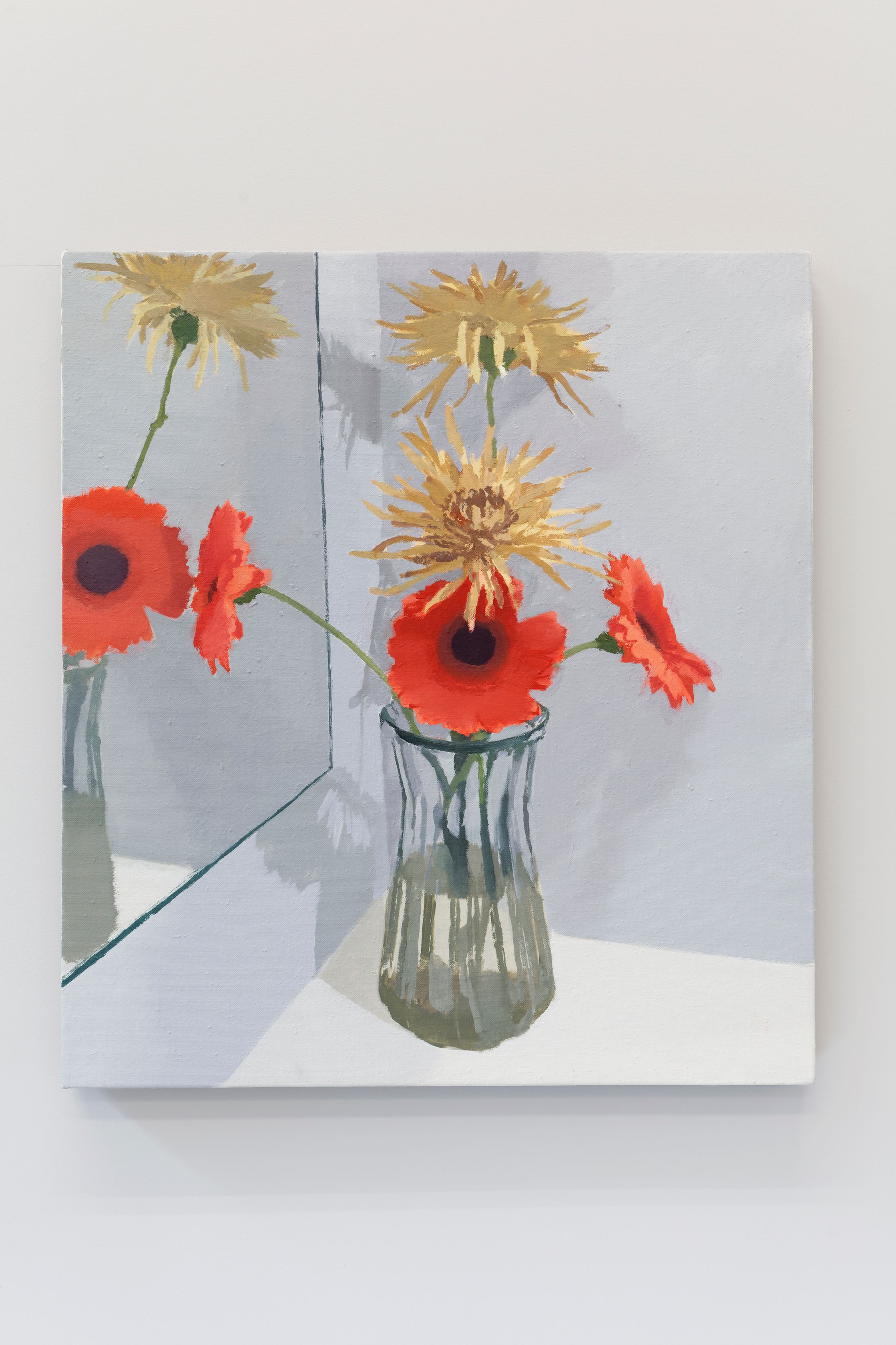 Roger White, "Chrysanthemums and gerbera daisies and a mirror", 2023. Vista de instalación en Labor.