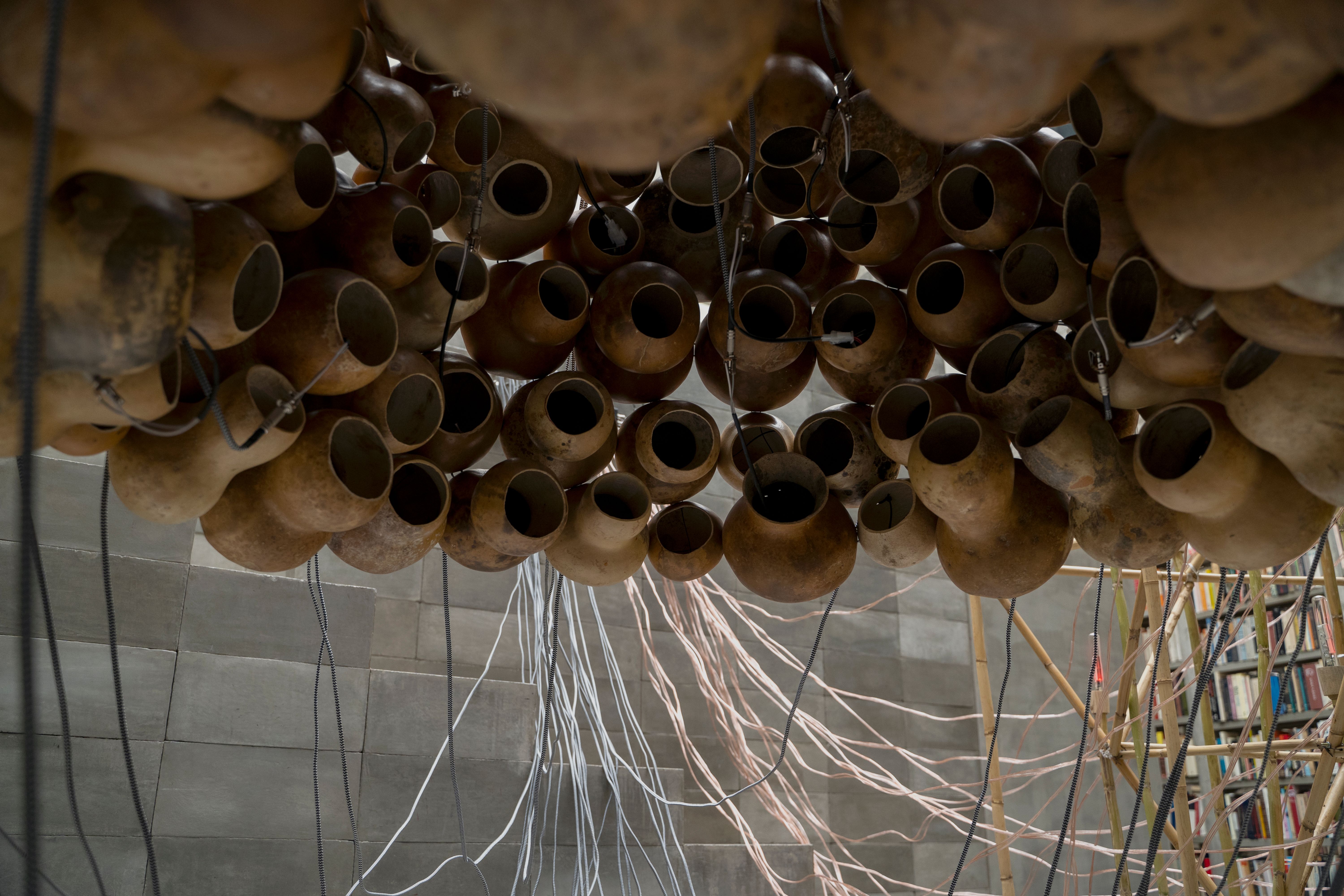 Pedro Reyes, "Hypnopedia", 2022. Guajes, caña, luces LED, instalación de sonido de cuatro canales y partes electrónicas.