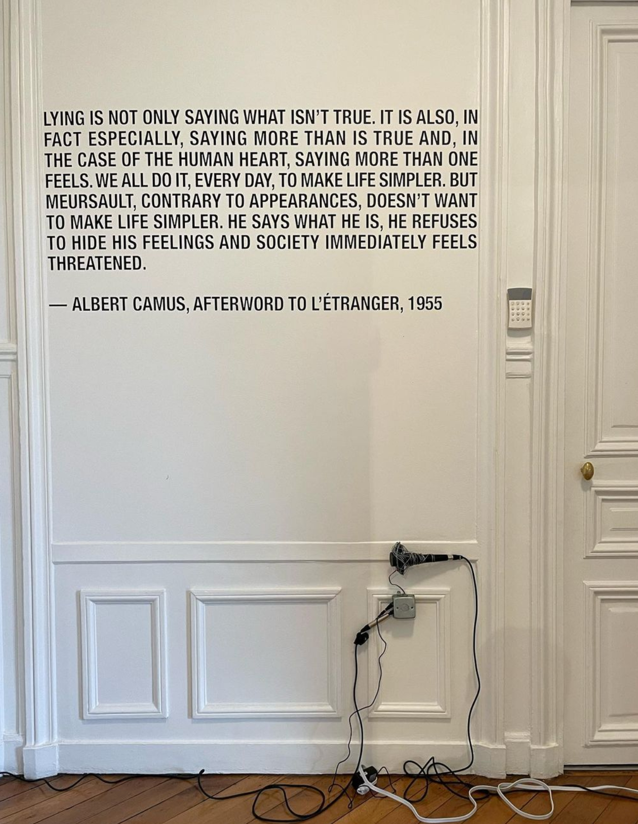 Héctor Zamora | L'Étranger | curada por Darío Escobar en Paris