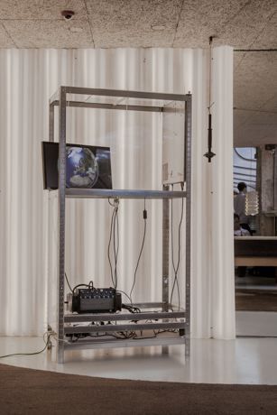 Enquire for Lobby Work 1 |Rack de almacenamiento de acero, Perspex, plataforma de minería bitcoin S3 de Antminer, fuente de alimentación 700w de Aerocool, servidor HP ProLiant 140, monitor LED de Samsung, frambuesa Pi 2, película de privacidad conmutable, aceite crudo, modelos de escala 1/12 Cables de red y de alimentación, abrazaderas de cable, cinta, inyección de tinta en Perspex, temporizadores de seguridad, enchufe de monitor de energía, cartón, polvo, sebo | 2015