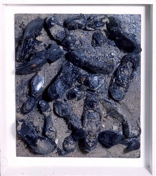Monument to Buchenwald | Papel, lodo, zapatos quemados, pintura negra sobre soporte de madera | 76.2 x 71.1 x 17.8 cm | 1961