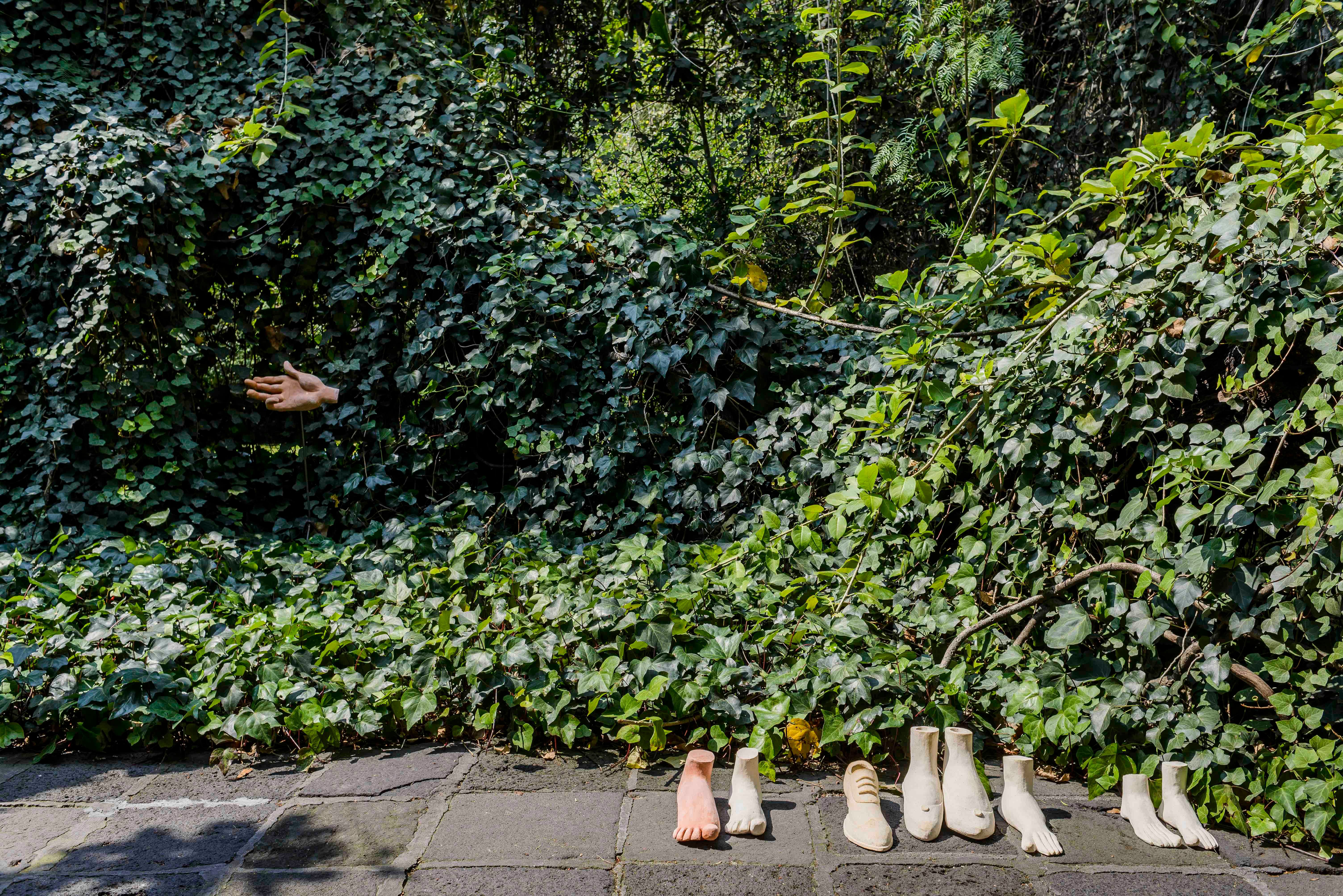 Encuentros formales en el jardín | 105 objetos y fragmentos de barro cocido | Medidas variables | 2016