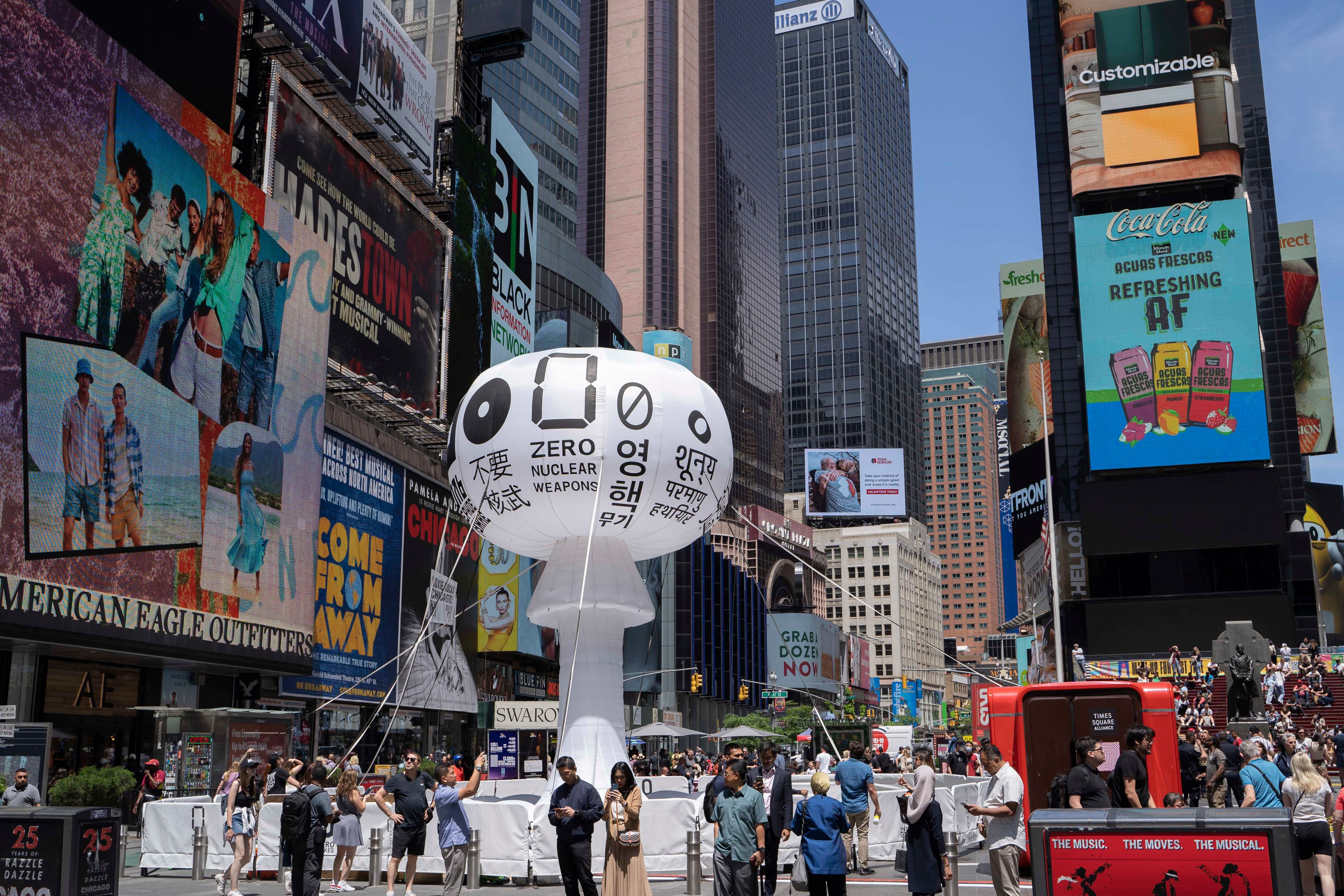 "ZERO NUKES"  en Time Square, NY.
