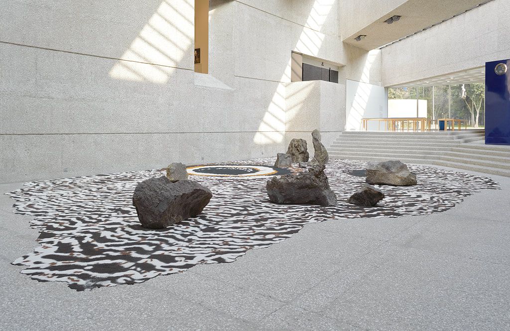 Stone garden (Caligo eurilochus) | Vista de instalación Piedras y arena coloreada | 2014