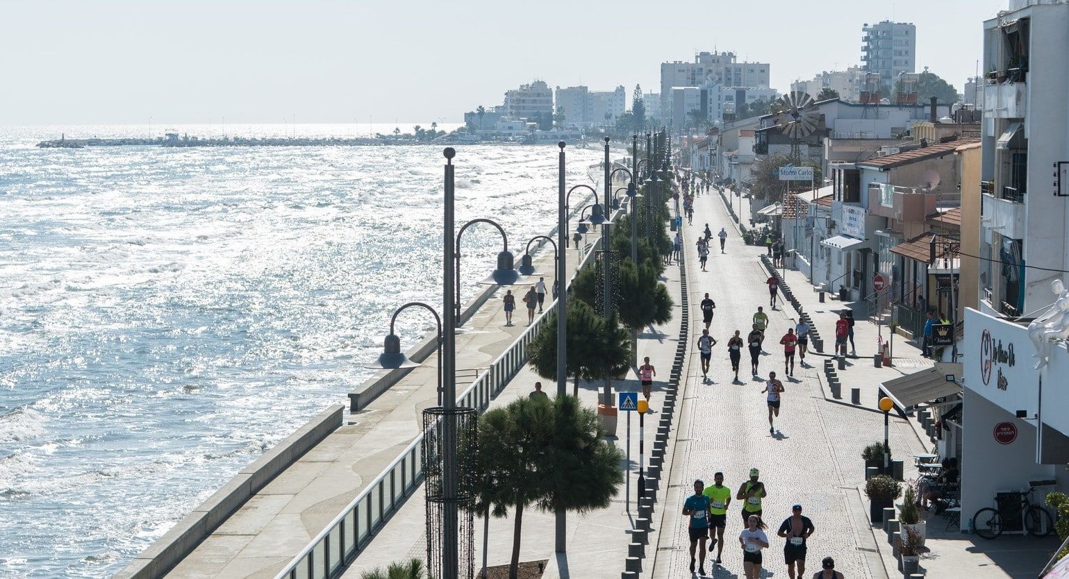 טיילת לרנקה ונדל״ן עירוני ליד הים