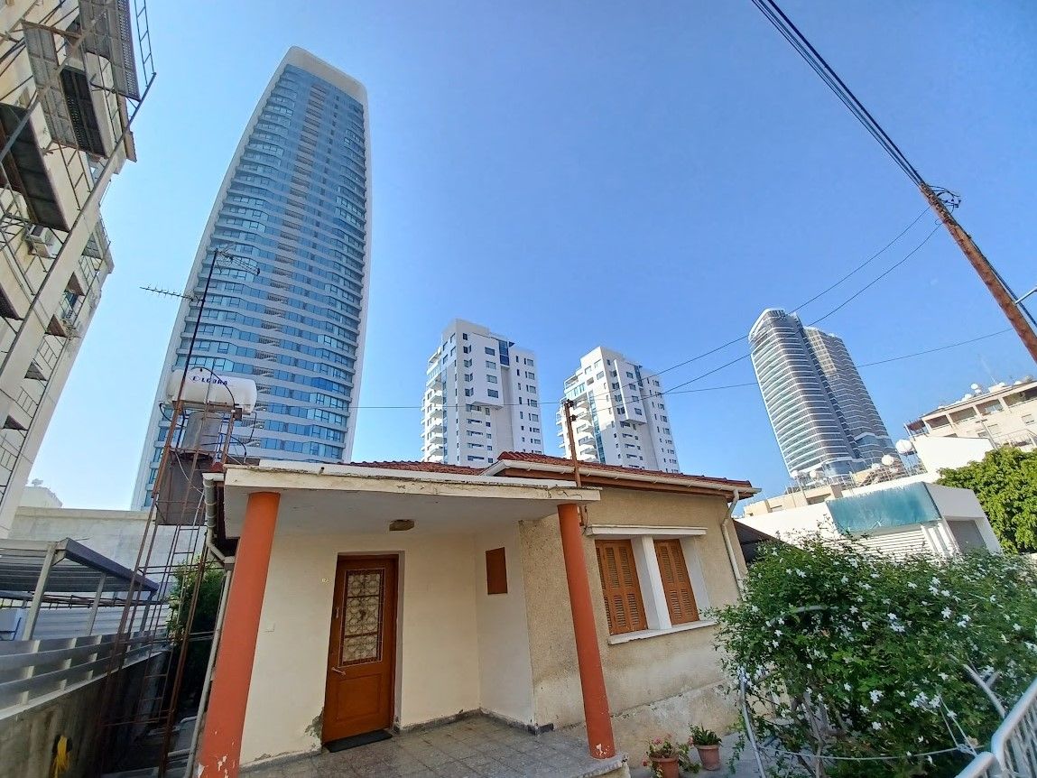 מגדלי מגורים ובנייה נמוכה בלימסול