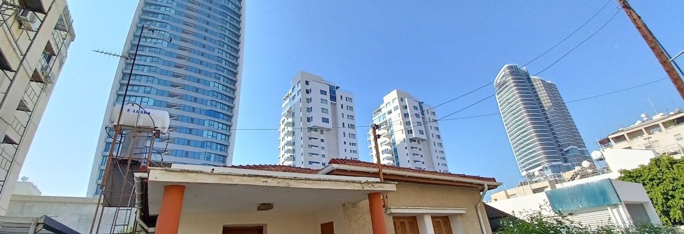 מגדלי מגורים ובנייה נמוכה בלימסול