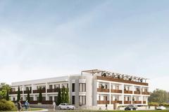 ITHAKA Homes — הבניין מהרחוב, מרפסות עם מסכי עץ ופרגולות על הגג
