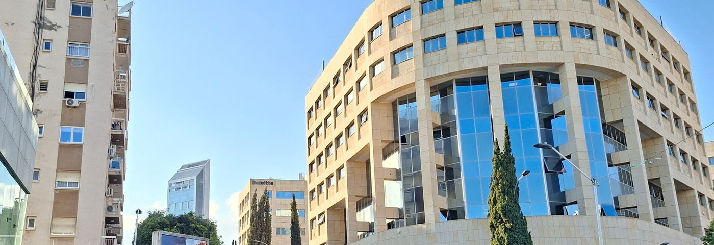 Панорама делового Лимассола и побережья Кипра