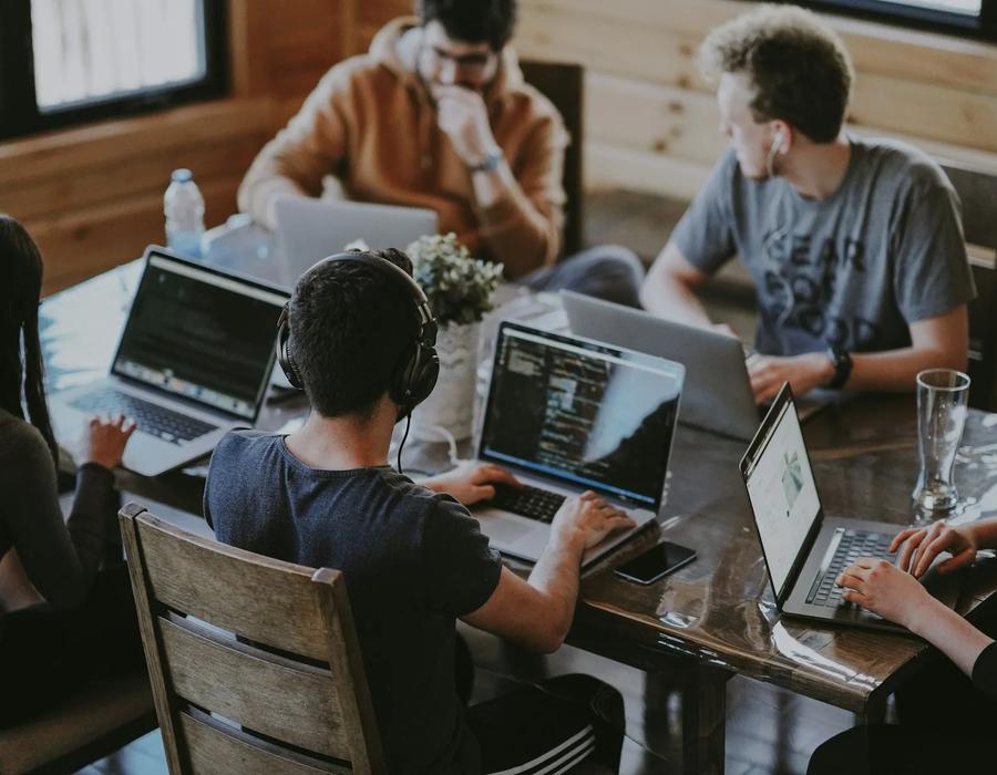 Equipe da Alfa Aceleradora em colaboração
