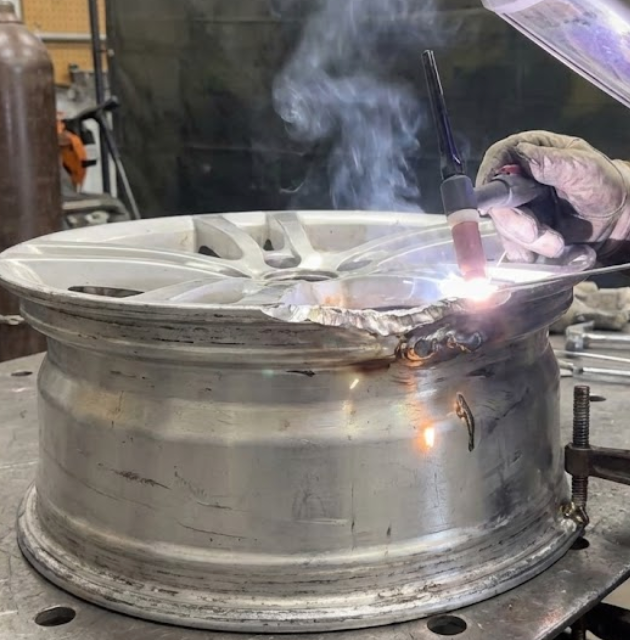 Napawanie uszkodzonego rantu felgi aluminiowej za pomocą spawarki TIG.